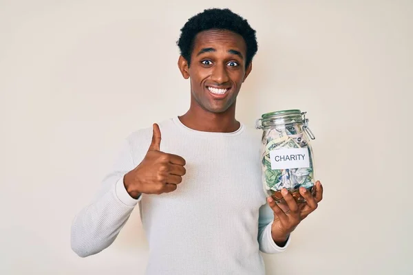 Hombre Africano Guapo Sosteniendo Frasco Caridad Con Dinero Sonriendo Feliz — Foto de Stock