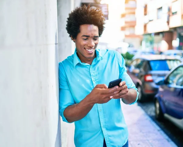 Joven Hombre Afroamericano Guapo Vistiendo Ropa Casual Sonriendo Feliz Apoyado —  Fotos de Stock