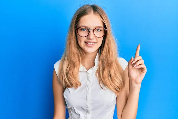 Vacker Ung Kaukasiska Flicka Bär Casual Kläder Och Glasögon Leende — Stockfoto