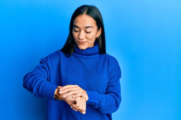 Wanita Asia Muda Mengenakan Sweater Musim Dingin Kasual Memeriksa Waktu — Stok Foto