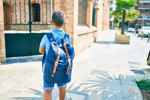 Menino Estudante Adorável Vista Traseira Usando Mochila Rua Cidade — Fotografia de Stock