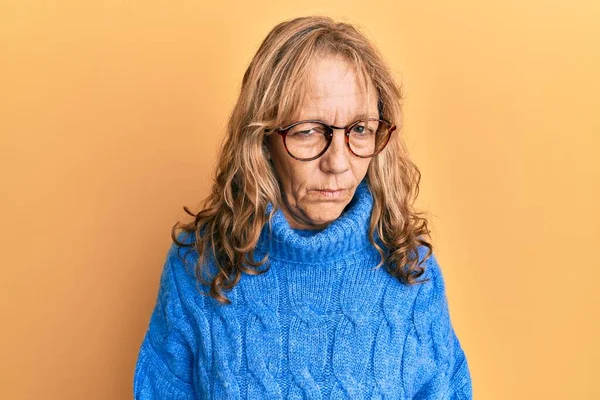 Mujer Rubia Mediana Edad Con Gafas Suéter Casual Invierno Escéptico —  Fotos de Stock