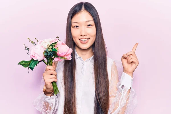 Mladá Krásná Čínská Žena Drží Růžovou Kytici Květin Úsměvem Šťastně — Stock fotografie