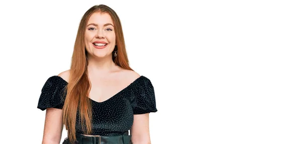 Jonge Mooie Roodharige Vrouw Draagt Elegante Kleren Met Een Vrolijke — Stockfoto