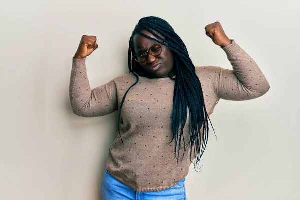 Jonge Zwarte Vrouw Met Vlechten Casual Kleding Een Bril Met — Stockfoto