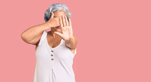 白发苍苍的老年妇女 身穿休闲服 用手捂住眼睛 以忧郁和恐惧的表情做停止动作 尴尬和消极的概念 — 图库照片