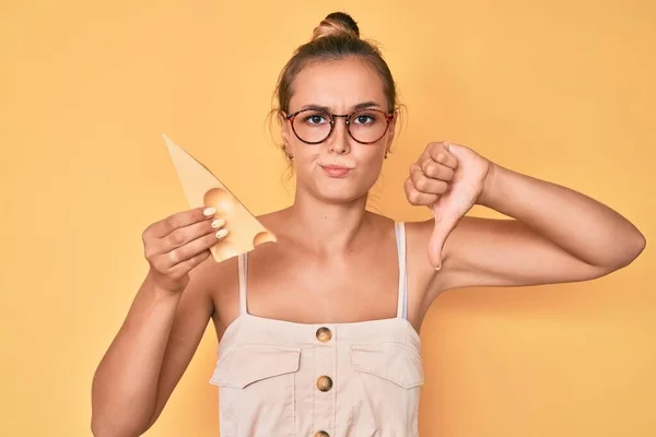 Hermosa Mujer Caucásica Sosteniendo Pedazo Queso Emmental Con Cara Enojada — Foto de Stock