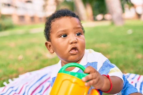 Förtjusande Afrikansk Amerikansk Knubbig Småbarn Leker Med Leksaken Sitter Gräset — Stockfoto