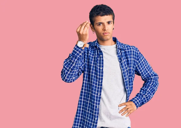 Joven Hombre Amerciano Africano Usando Ropa Casual Haciendo Gesto Italiano — Foto de Stock