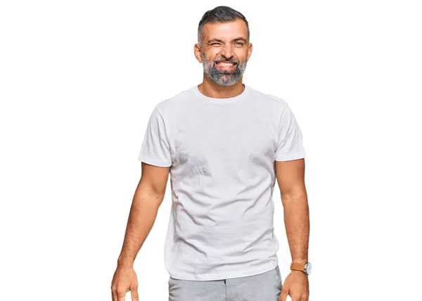 Homem Bonito Meia Idade Vestindo Casual Tshirt Branca Piscando Olhando — Fotografia de Stock