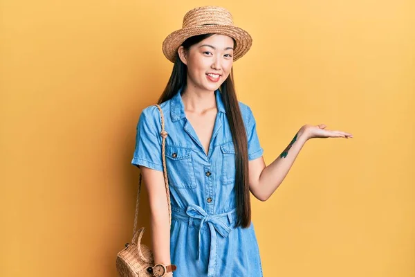 Νεαρή Κινέζα Γυναίκα Φορώντας Καλοκαιρινό Καπέλο Χαμογελώντας Χαρούμενη Παρουσίαση Και — Φωτογραφία Αρχείου