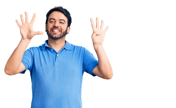 Молодий Іспаномовний Чоловік Повсякденному Одязі Показуючи Вказуючи Пальцями Номер Дев — стокове фото