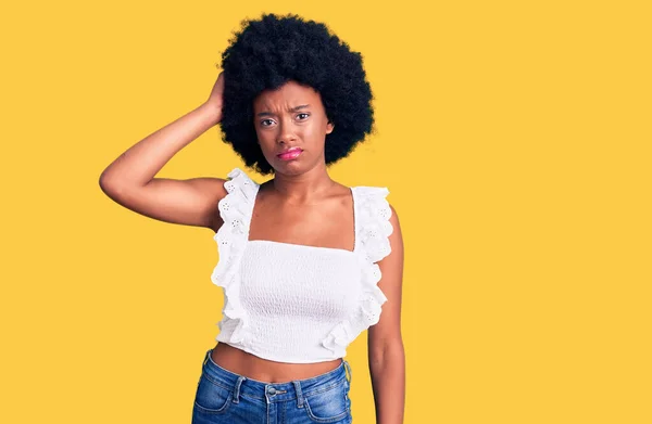 Mujer Afroamericana Joven Con Ropa Casual Confundir Preguntarse Acerca Pregunta —  Fotos de Stock
