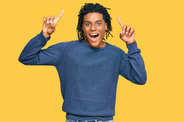 Jovem Afro Americano Vestindo Camisola Inverno Casual Sorrindo Espantado Surpreso — Fotografia de Stock