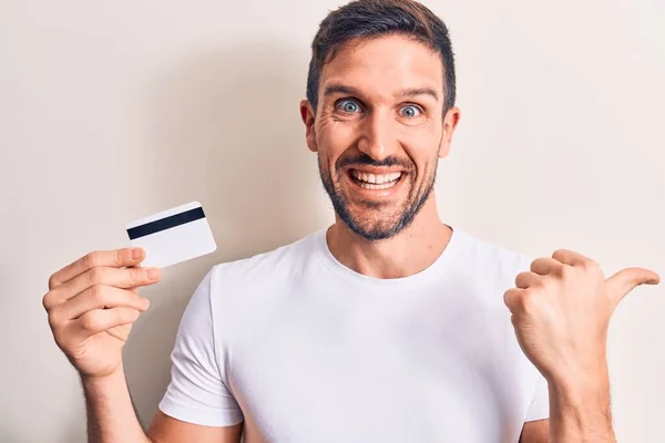 Joven Hombre Guapo Cliente Sosteniendo Tarjeta Crédito Sobre Fondo Blanco —  Fotos de Stock