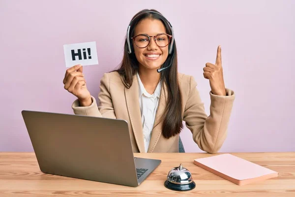 Hermosa Mujer Hispana Con Auriculares Operador Sosteniendo Papel Alta Sonriendo —  Fotos de Stock