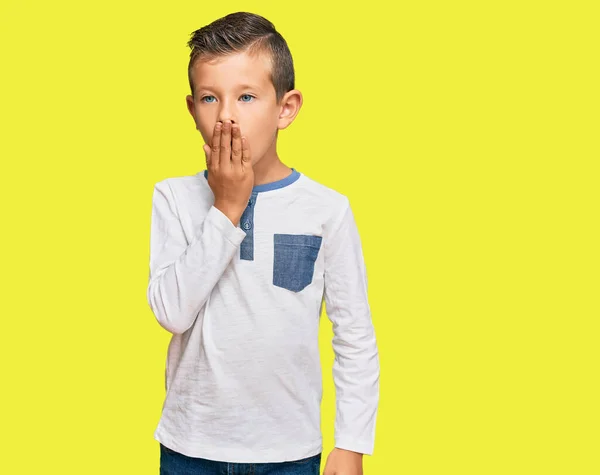 Entzückende Kaukasische Kind Lässiger Kleidung Gelangweilt Gähnend Müde Mund Mit — Stockfoto