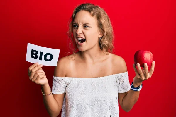 Gyönyörű Kaukázusi Kezében Vörös Alma Bio Szó Dühös Őrült Sikoltozó — Stock Fotó