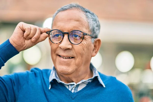 Senior Gråhårig Man Ler Lycklig Stående Vid Staden — Stockfoto