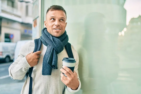 Mladý Běloch Student Muž Usměvavý Šťastný Pití Odnést Kávu Městě — Stock fotografie