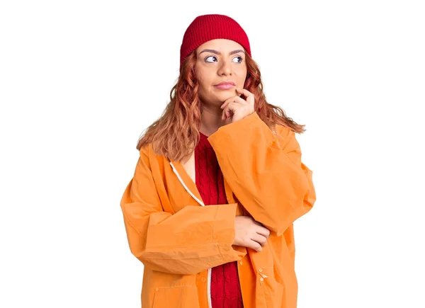 Jonge Latijnse Vrouw Draagt Winter Casual Kleding Serieus Gezicht Denken — Stockfoto