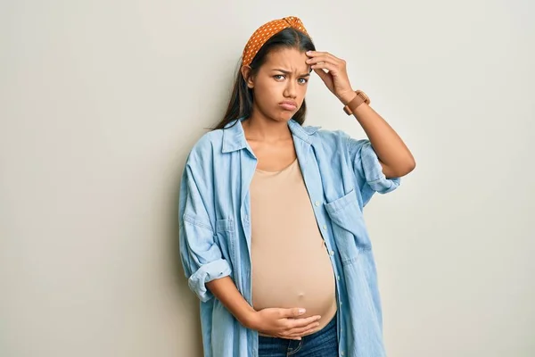 Mooie Spaanse Vrouw Verwacht Een Baby Raakt Zwanger Buik Bezorgd — Stockfoto