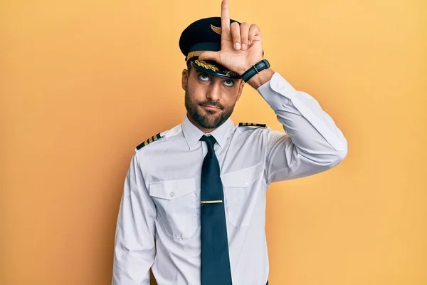 Pohledný Hispánec Uniformě Pilota Letadla Dělá Legraci Lidí Prsty Čele — Stock fotografie