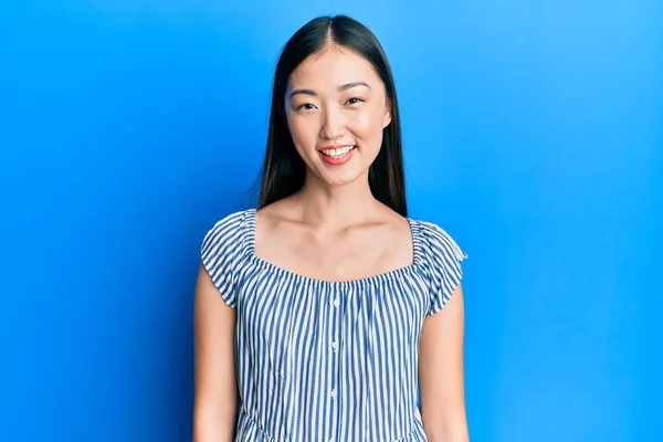 Jonge Chinese Vrouw Draagt Casual Gestreept Shirt Met Een Vrolijke — Stockfoto