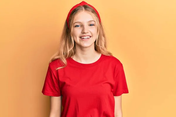 Hermosa Chica Caucásica Joven Con Camiseta Roja Casual Con Una —  Fotos de Stock
