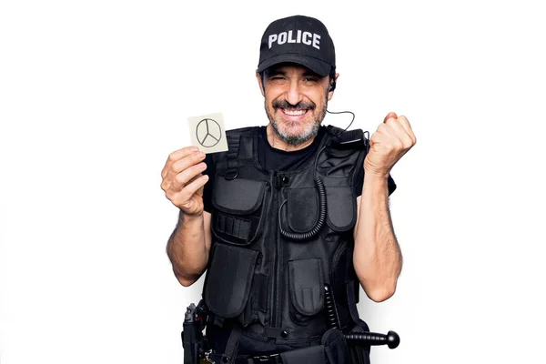 Полицейский Средних Лет Полицейской Форме Держит Напоминание Бумагу Символом Мира — стоковое фото