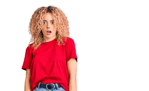 Mulher Loira Jovem Com Cabelo Encaracolado Vestindo Camiseta Vermelha Casual — Fotografia de Stock