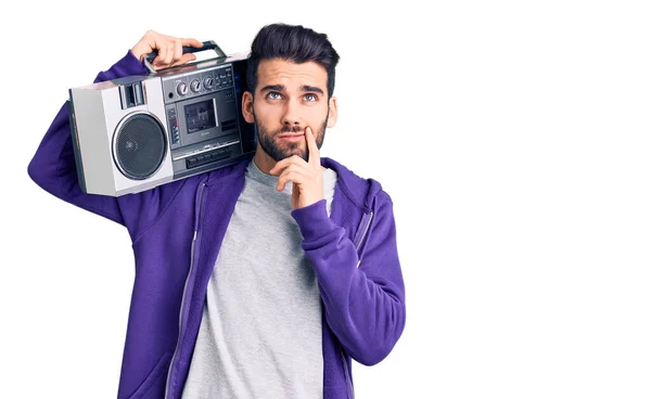 Joven Hombre Guapo Con Barba Escuchando Música Usando Boombox Vintage —  Fotos de Stock