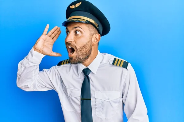 Hombre Guapo Con Barba Llevando Uniforme Piloto Avión Gritando Gritando — Foto de Stock