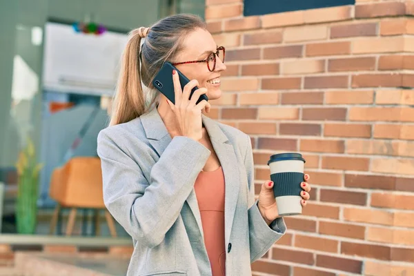 Joven Mujer Negocios Rubia Hablando Teléfono Inteligente Tomando Café Ciudad — Foto de Stock