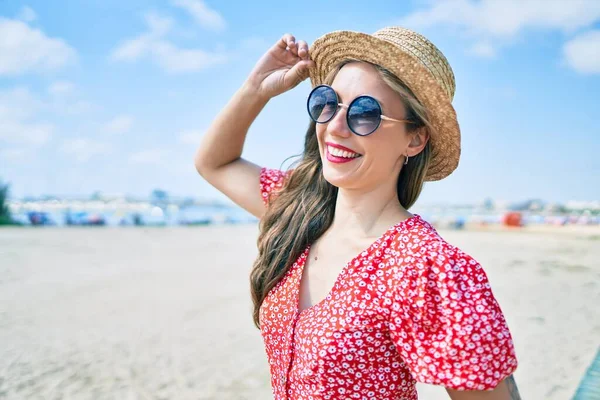 Jovem Loira Férias Sorrindo Feliz Andando Praia — Fotografia de Stock