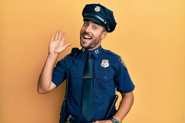 Snygg Hispanic Man Klädd Polis Uniform Avstå Säga Hej Glad — Stockfoto