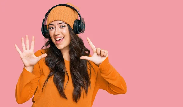 Güzel Esmer Müzik Dinleyen Genç Bir Kadın Kulaklık Takıyor Yedi — Stok fotoğraf