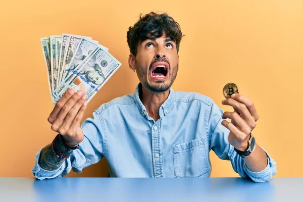 Młody Hiszpan Trzymający Dolary Bitcoiny Wściekły Szalony Krzyczący Sfrustrowany Wściekły — Zdjęcie stockowe