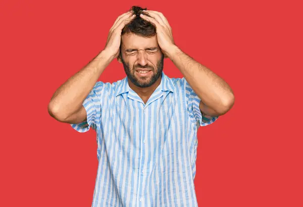 Jovem Bonito Com Barba Vestindo Camisa Fresca Casual Sofrendo Dor — Fotografia de Stock