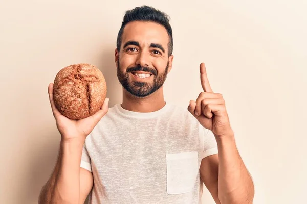 Jonge Spaanse Man Met Een Glimlachend Brood Met Een Idee — Stockfoto