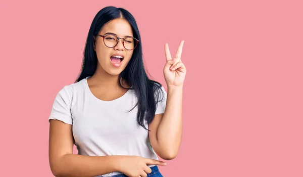 Junge Schöne Asiatische Mädchen Lässiger Kleidung Und Brille Lächeln Mit — Stockfoto