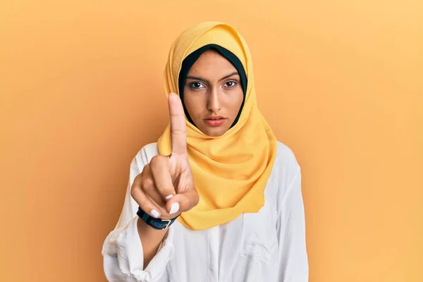Młoda Brunetka Arabska Kobieta Tradycyjnym Islamskim Szaliku Wskazującym Palcem Górę — Zdjęcie stockowe