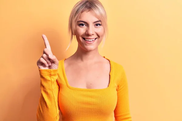 Jovem Mulher Loira Bonita Vestindo Camiseta Casual Sobre Fundo Amarelo — Fotografia de Stock