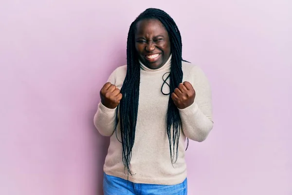 Mujer Negra Joven Con Trenzas Con Suéter Casual Invierno Emocionada —  Fotos de Stock