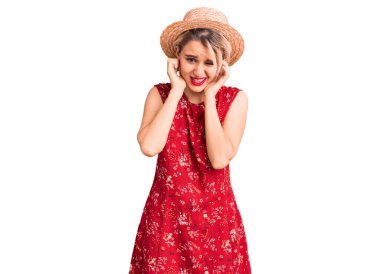 Gürültülü müzik sesi için kulaklarını parmaklarıyla kapatan güzel sarışın kadın. sağır kavramı. 