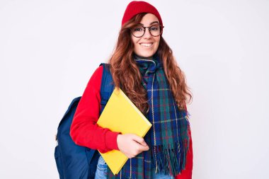 Kış eşarbı takan genç ve güzel bir kadın ve elinde kitap tutan bir öğrenci. Pozitif ve mutlu görünüyor. Kendine güvenen bir gülümsemeyle dişlerini gösteriyor. 