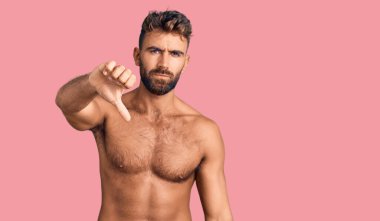 Genç İspanyol adam mayo giyiyor mutsuz görünüyor ve reddediliyor ve olumsuz bir hareket yapıyor. kötü ifade. 