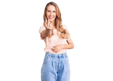 Sarışın, güzel, beyaz bir kadın. Sıradan kıyafetler giyiyor. El kol hareketi yaparak mutlu bir şekilde karşılamaya ve gülümsemeye davet ediyor. 