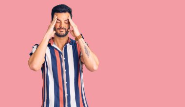 Genç, yakışıklı İspanyol bir adam gündelik tişört giyiyor. Baş ağrısı çekiyor, çaresiz ve stresli. Çünkü acı ve migren ağrısı var. Eller başının üstünde.. 