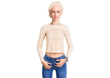 Gündelik kıyafetler giyen genç sarışın kadın üzgün ve endişeli, kızgın ve korkmuş bir şekilde ağlıyor. hüzünlü ifade. 